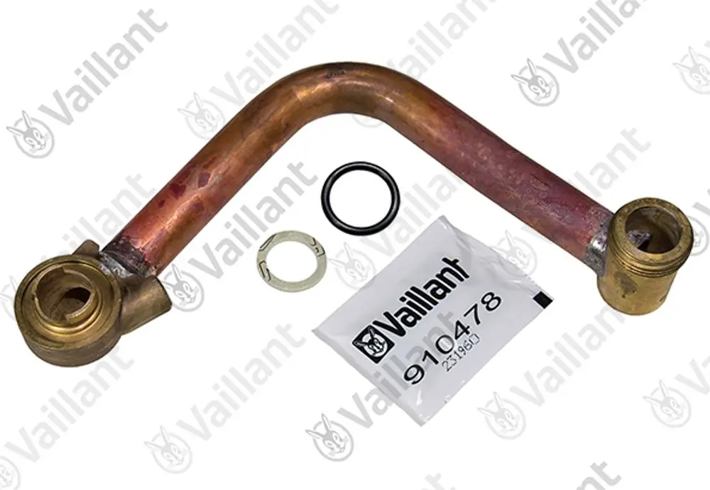 Vaillant Rohr für Brennerkühlung, gebogen mit zwei Anschlüssen, einem O-Ring und einer Dichtung, auf einem blassen Hintergrund.